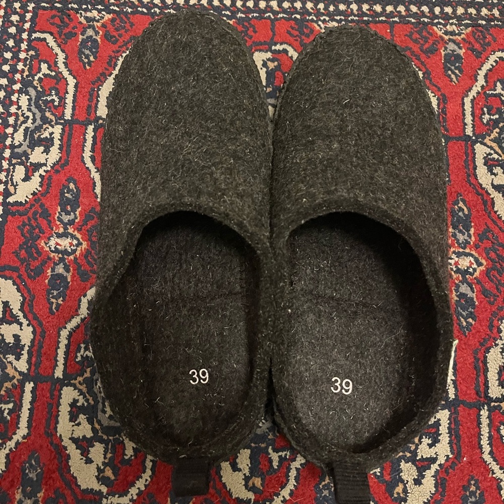Kyrgies indoor/outdoor slippers. Six 39/ 8.5 women’s.